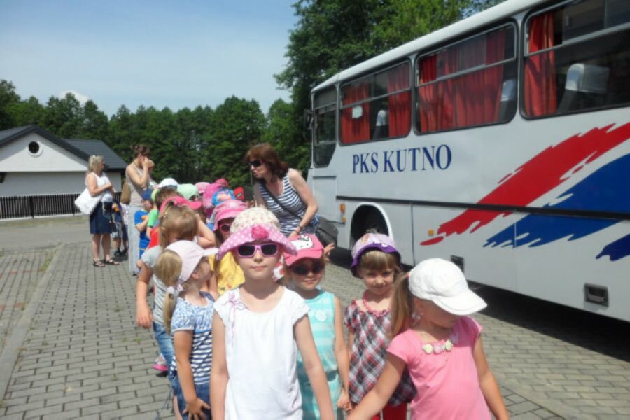 Dzieci stoją w parach przed autokarem z panią Karoliną i panią Małgosią